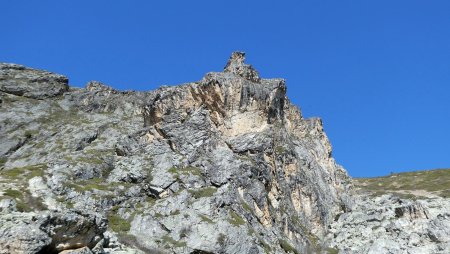 Dans l’éboulis, sous le Cochet