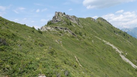 Le col de Roche Plane et le sommet au bout de la crête