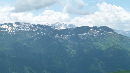 De g à d : Rochers des Enclaves, Montagne d’Outray. Derrière pointe de la Combe Neuve, Aiguilles du Grand Fond et de Presset