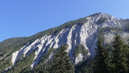 La Dent du Villard vue de la piste qui descend au Lac de la Rosière.