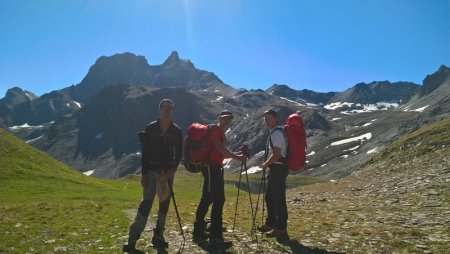 Pat, Moi et Lucas au Col de Lanserlia, devant le bête