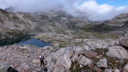 Sur la rampe rocheuse, regard arrière.