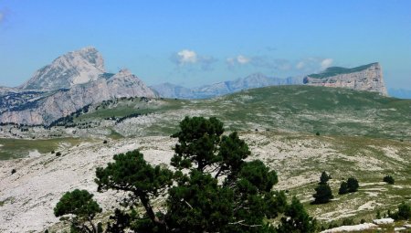 Zoom, sur le Grand Veymont et le Mont Aiguille émergeant de Tête Chevalière.