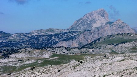 Zoom, sur les Rochers du Parquet et le Grand Veymont avec son Aiguillette.