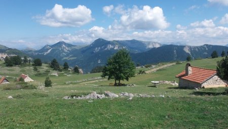 De ce petit coin de paradis, regard sur le Mont Barral et le Jocou.