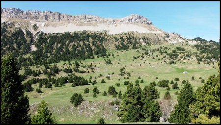 La Cabane de l’Essaure dans le Vallon de Combeau dominé par le Sommet de la Montagnette.