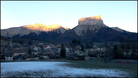 Le soleil commence à enflammé les cimes.