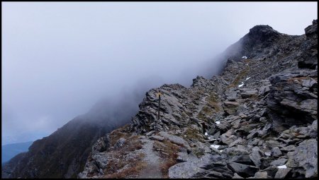 Vallon pierreux sous le sommet au retour.