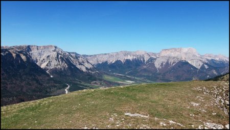 Tête Chevalière, Rochers du Parquet, Col de l’Aupet et Mont Aiguille, Grand Veymont. La plaine de Chichilianne.