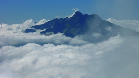 La Grande Tête de l’Obiou émergeant des nuages.