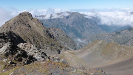 Vallon de descente, dominé par la Tête de la Grisonnière. Le Tabor de la Mure en arrière plan.