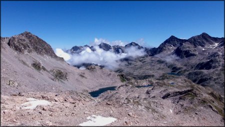 Traversée sous la Crête des Ilettes, dernier regard sur les lacs de la Belle Etoile dominé par le Pic des Cabottes.