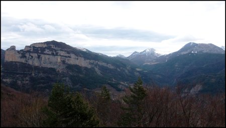 En montant par la piste de Tussac, regard sur le Rocher de Combau, le Mont Barral et la Montagne de Belle Motte.