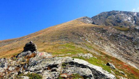 La Tête de la Grisonnière vue du vaste col sans nom point IGN 2123m...