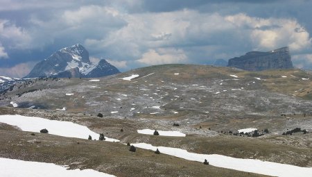 Zoom, Grand Veymont et Mont Aiguille émergent le la Tête Chevalière.