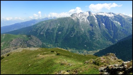 De l’Oreille du Loup, l’arête nord de descente, regard sur la Combe des Ramays.