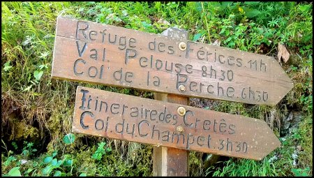 Vieux panneaux en bois en arrivant sur la D.207.