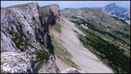 Des alentours de Ranconnet, les falaises et pierriers sous la Montagnette.