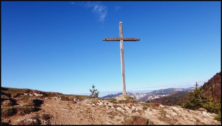 La croix vieillissante du col naturel de Menée.