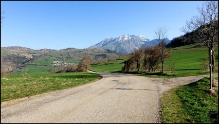 Du Col de l’Holme, regard au nord sur Saint-Michel-en-Beaumont.