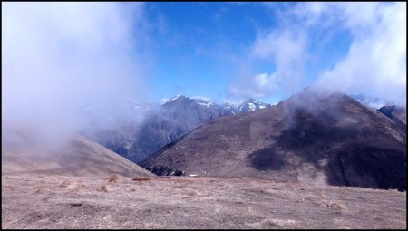 Le Col d’Hurtières en bas à gauche, le Gargas et l’Arcanier en arrière plan.