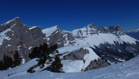 En montant, la Crête des Rochers de la Balme, la Grande Moucherolle et Grande Soeur Aghate.