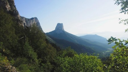 Mont Aiguille dans la brume matinale.