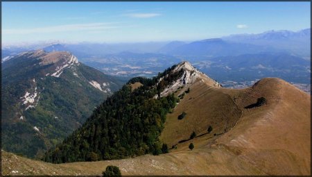 De la Tête de Querellaire, le Sommet du Platary le point IGN 1607, le Col du Bachat et les Quatre Murailles.