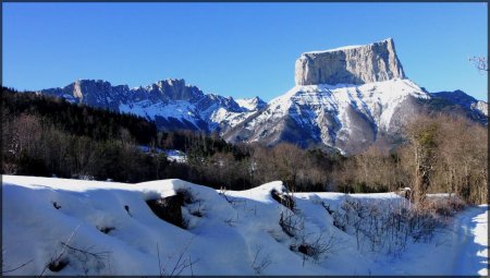 Retour, regard sur le Mont Aiguille et les Rochers du Parquet.