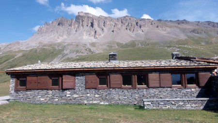 Refuge du Plan du Lac et Pointe de Lanserlia au retour.