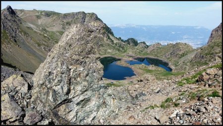 Les Lacs Robert au-delà d’une aiguille.