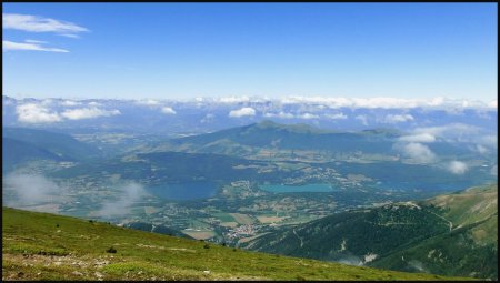 De gauche à droite, le lac de Pierre-Châtel, le lac de Pétichet, et le Grand lac de Laffrey.