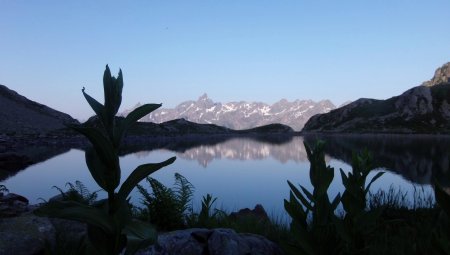 Reflet d’une partie de Belledonne dans les eaux du lac de la Sagne.