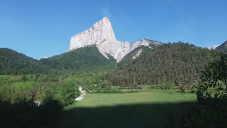 Mont Aiguille vu du Pas de l’Escalier.