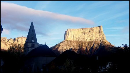 Le soleil illumine le Mont Aiguille.