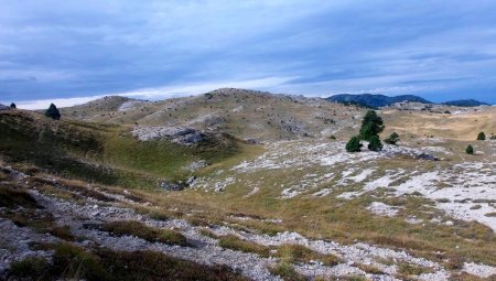 La Croix du Lautaret à gauche, et la butte 1935m à droite, en arrière plan la Montagne du Glandasse.