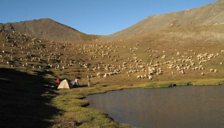 Bivouac sur le lac en contrebas du col de Chamoussière