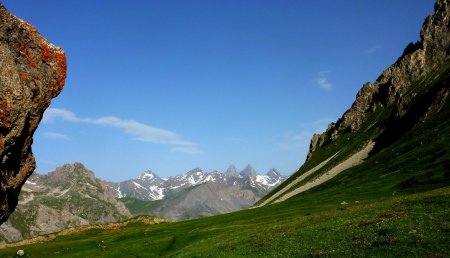 Fenêtre sur les aiguilles d’Arve depuis le lac des Cerces