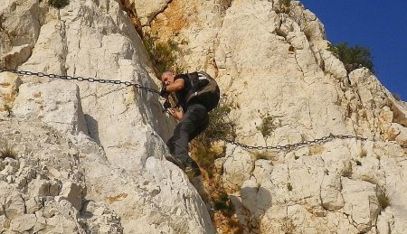 Bien s’accrocher à la chaîne, ou s’équiper d’un baudrier et d’une longe courte afin de s’y accrocher