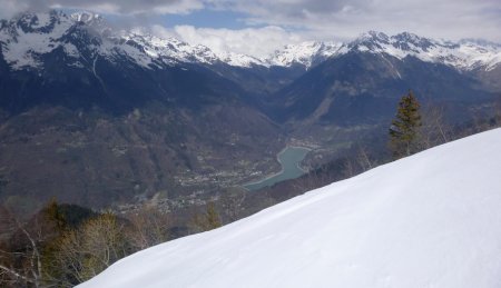 Vue sur les lac et barrage du Verney