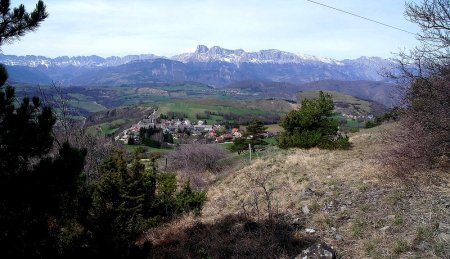 Monteynard la Ville et le Col des Deux Soeurs en fond