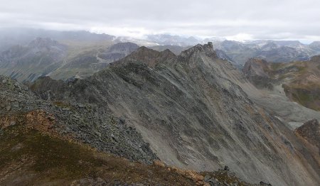 Les arêtes à l’Ouest de la Pointe de la Bailleta et l’Aiguille du Dôme au fond