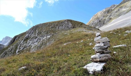 En descendant de la croupe de Serre Long, deux cairns indiquent la sente à emprunter. Cette sente coupe en diagonale droite-gauche la butte roquailleuse.