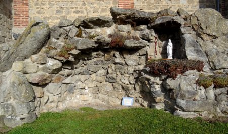 Adossée à l’église, la grotte en rocaille à été réalisée à l’imitation de celle de Lourdes.