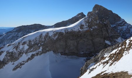 Sortie du raide couloir. Cherchez le skieur ! 