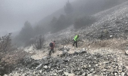 Puis bifurquer à droite sur la montée du sentier noir en direction du Col de Vauvenargue