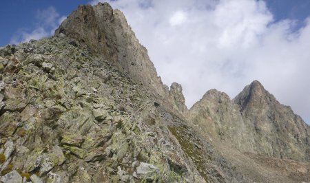 Cheminement sur l’arête Sud du Bastione avec la Cima Del Lago Di Nasta et la Cima Del Baus