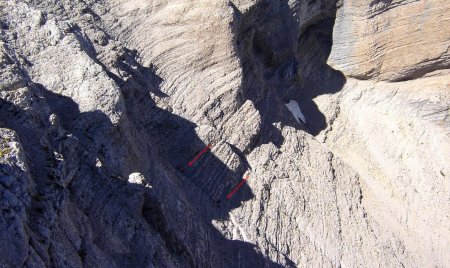 D’autres randonneurs semblent bien petits dans le couloir.