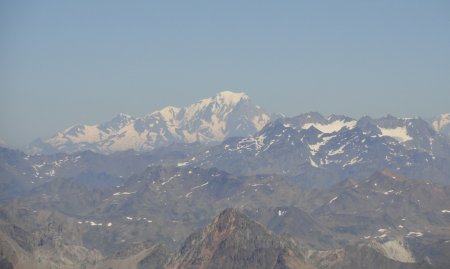 Le Mont Blanc (4808 m) au loin