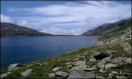 Le Col des Sept Laux des berges du lac du Cos.